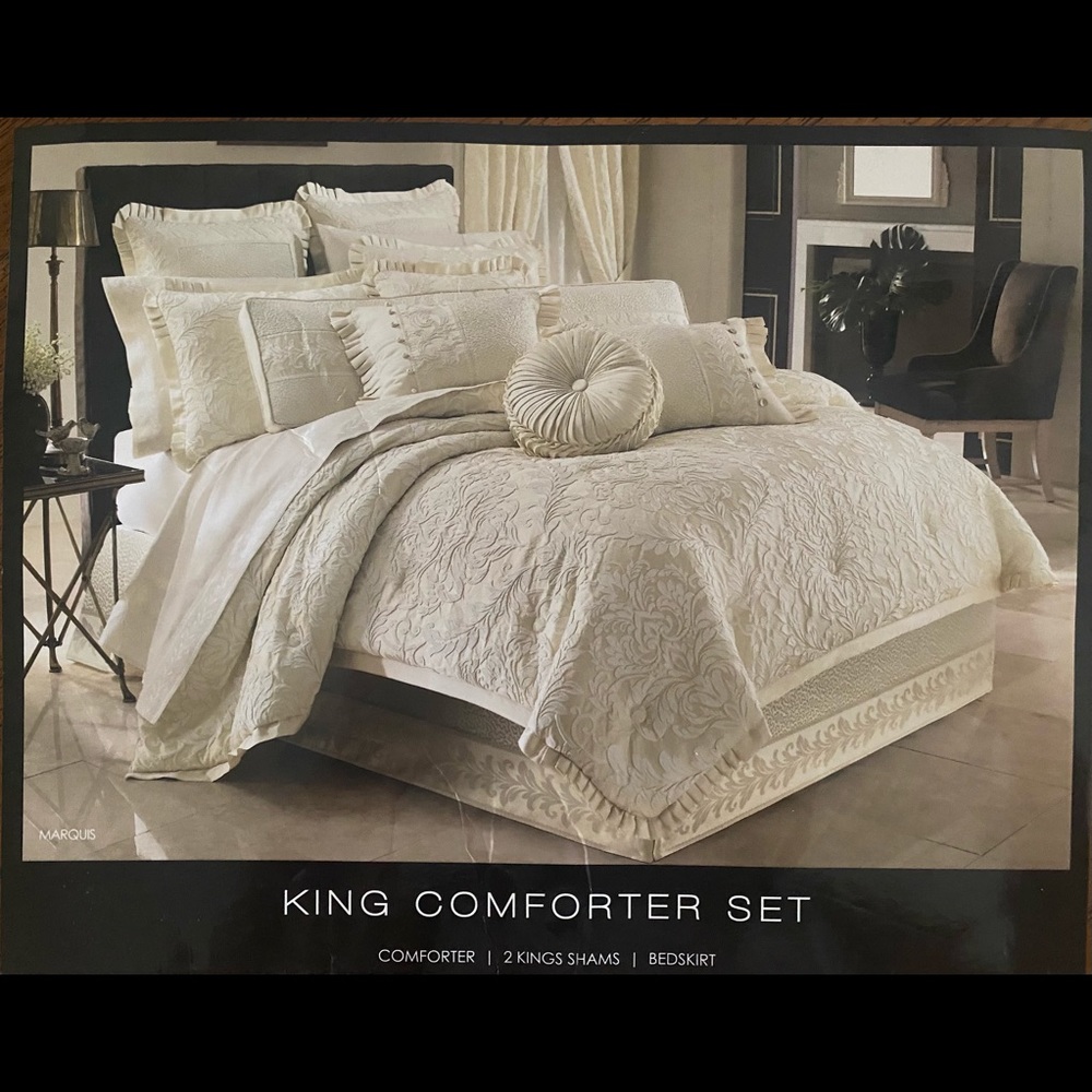 J Queen New York king Comforter Set